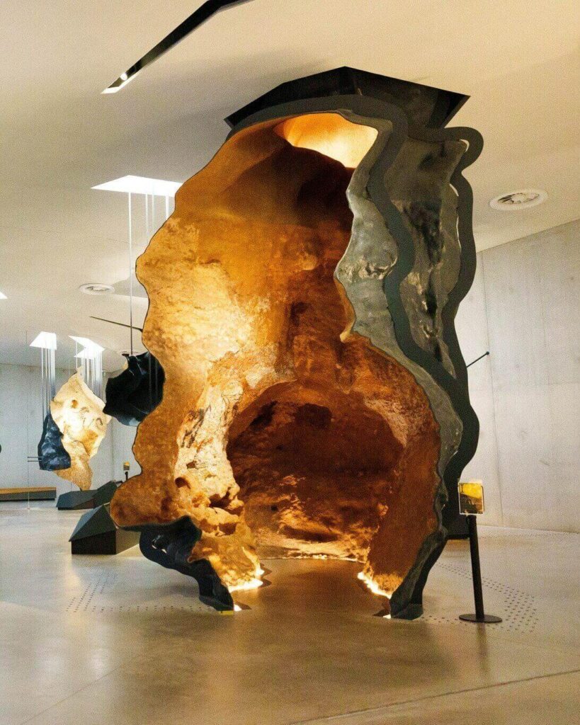 Entrance area representing the history of the Lascaux cave discovery