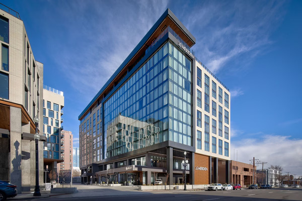 Le Méridien Salt Lake City Downtown featuring sophisticated guest rooms, contemporary luxury design, upscale amenities, stylish interiors, and a prime downtown location near Salt Lake City’s top attractions.