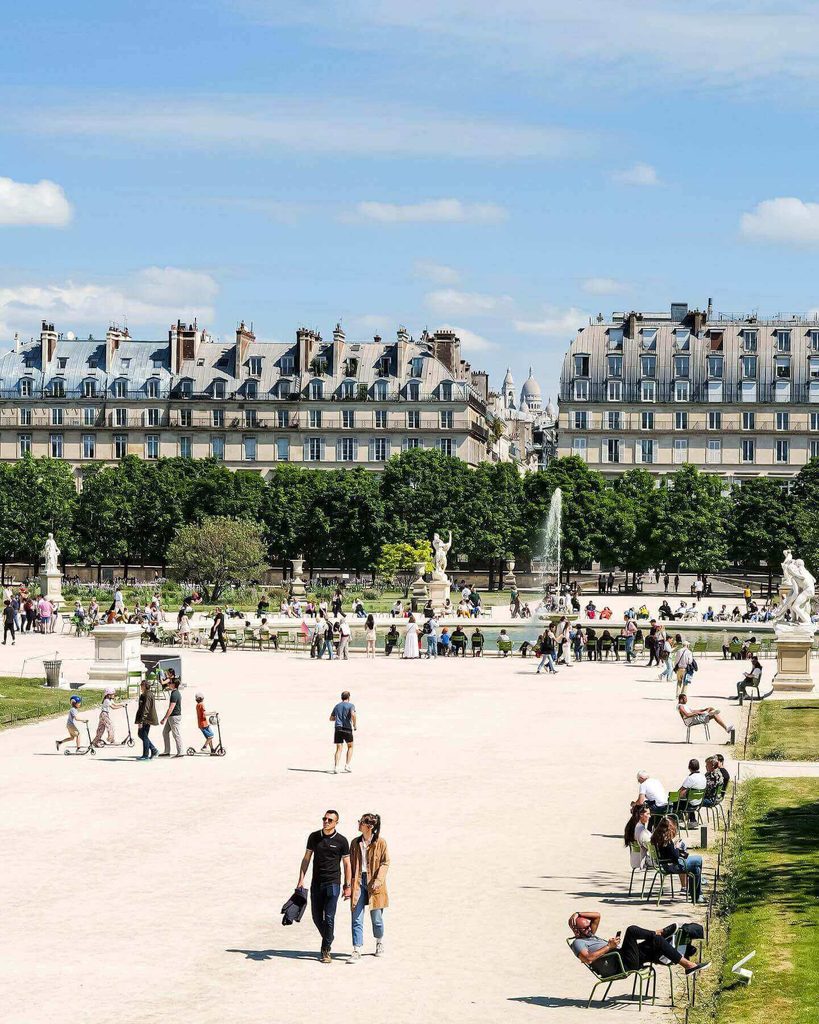 Walking route through the Tuileries Garden from the Louvre to Place de la Concorde
