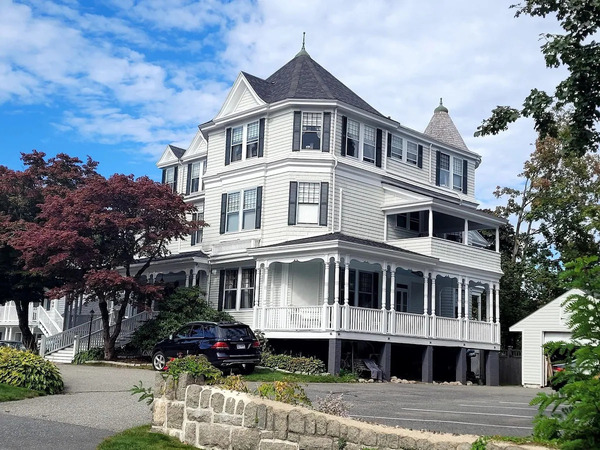 Moseley Cottage Inn & Town Motel in Bar Harbor, Maine, showcasing its charming cottage-style exterior and welcoming accommodations.
