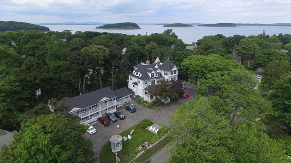 Moseley Cottage Inn & Town Motel in Bar Harbor, Maine, featuring its charming exterior and comfortable accommodations near downtown attractions.