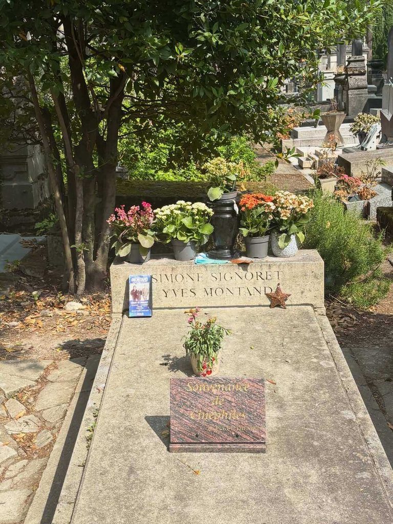 Map showing graves and sections inside Père Lachaise Cemetery