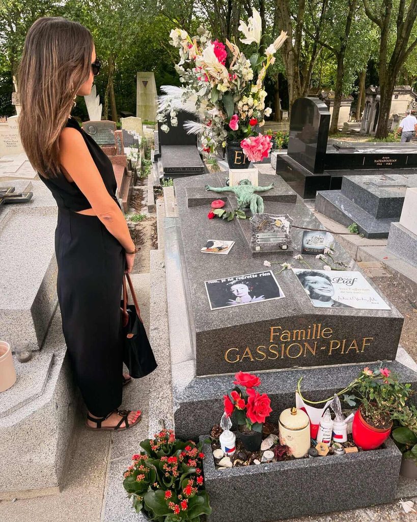 Historic monuments and tombs across Père Lachaise Cemetery in Paris