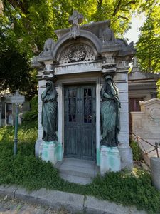 Everything You Need to Know About Père Lachaise Cemetery