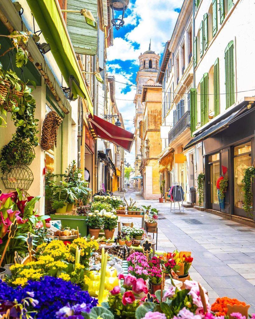Café and restaurant scene in Saintes-Maries-de-la-Mer