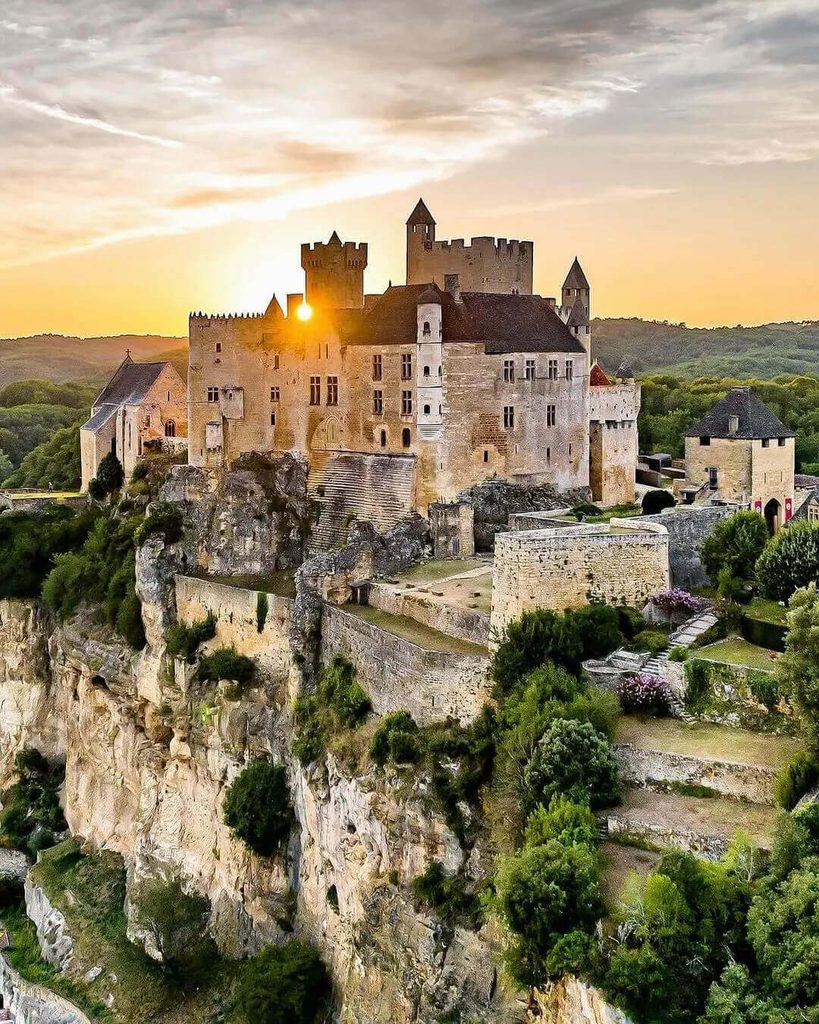 Château de Beynac in the morning overlooking the Dordogne Valley