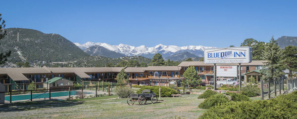 Welcoming exterior view of Blue Door Inn in Estes Park, Colorado, featuring modern mountain-style accommodations, comfortable guest amenities, and easy access to Rocky Mountain National Park.
