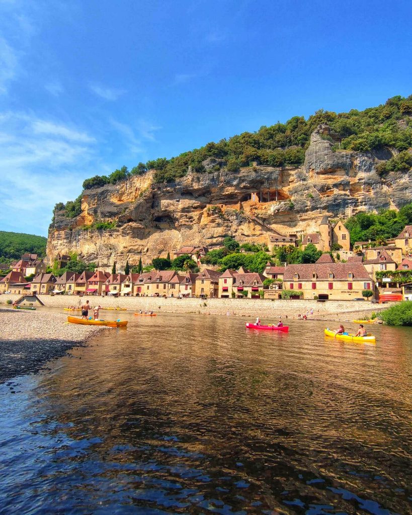 Traditional gabarre cruise on the Dordogne near Château de Beynac