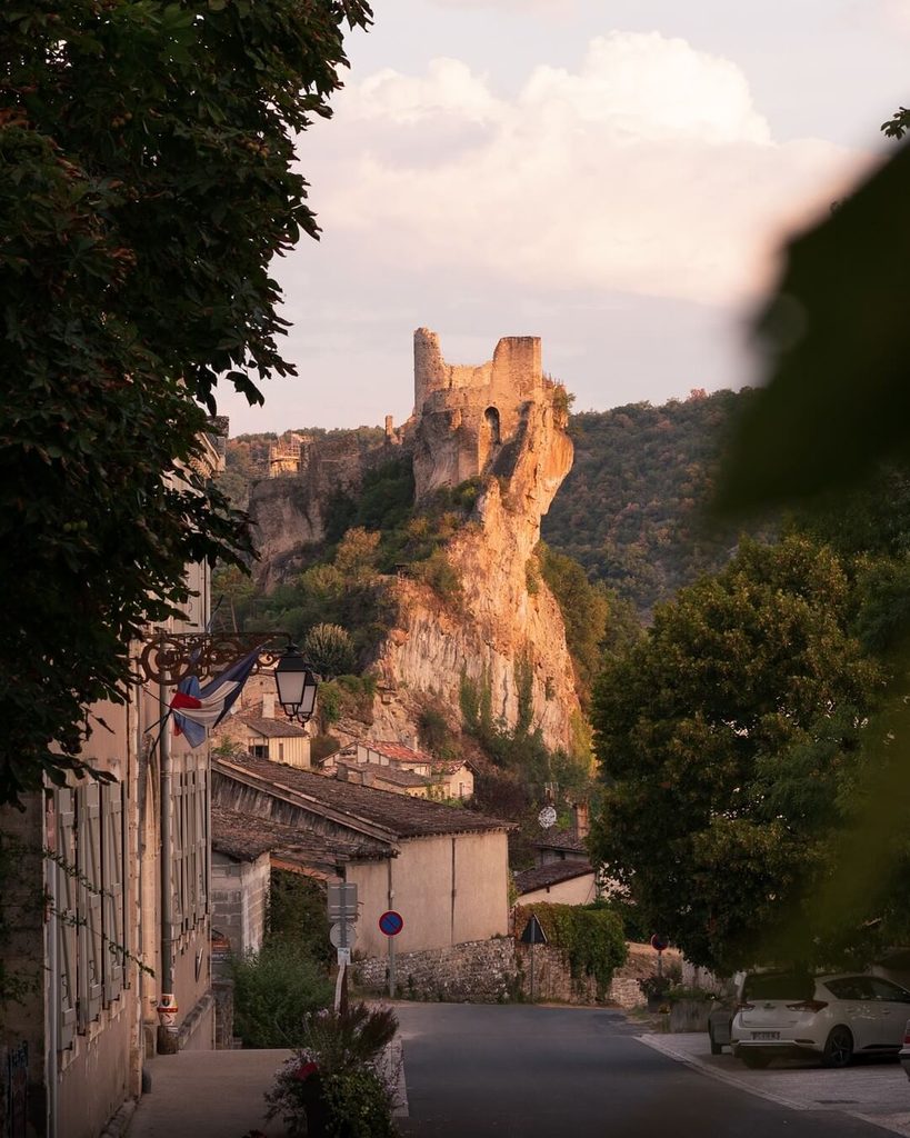 Rural accommodation surrounded by the landscape of the Gorges du Tarn