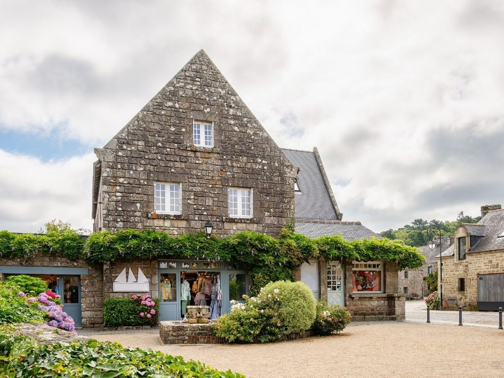 Artisan shops selling Breton crafts and local products in Locronan