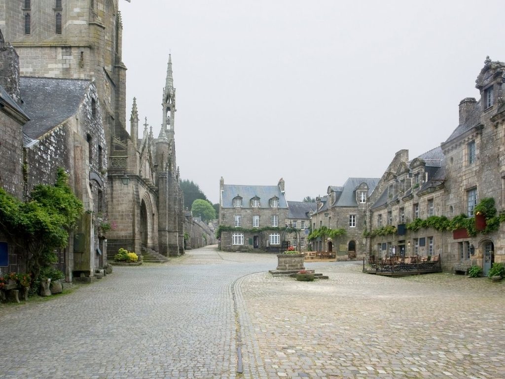 Historic houses along rue Moal in Locronan’s old weavers’ quarter