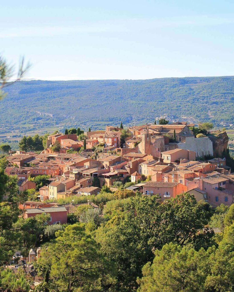 Countryside accommodation surrounded by the Luberon landscape near Roussillon
