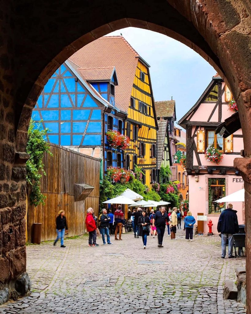 Porte Haute medieval gateway in Riquewihr