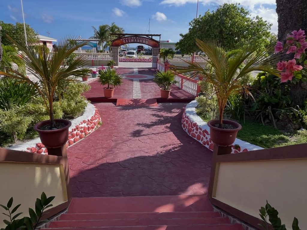 Accommodation and local surroundings in Rotoava Fakarava
