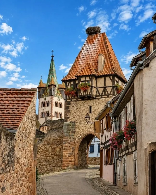 Dolder Tower rising above the historic centre of Riquewihr